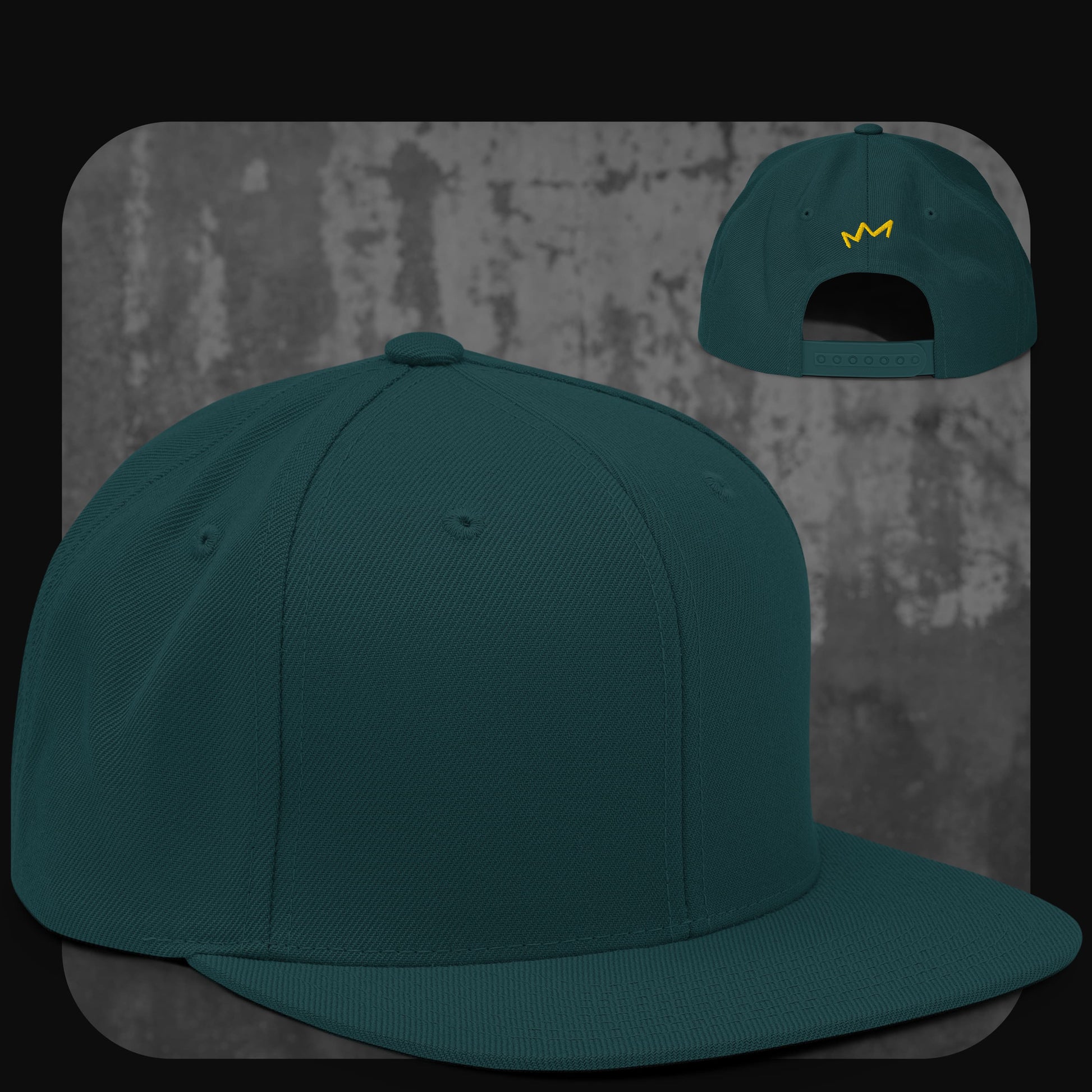 Dunkelgrüne Snapback-Cap in Spruce-Ton mit passendem Schirm und gelbem Krönchen-Logo auf der Rückseite.