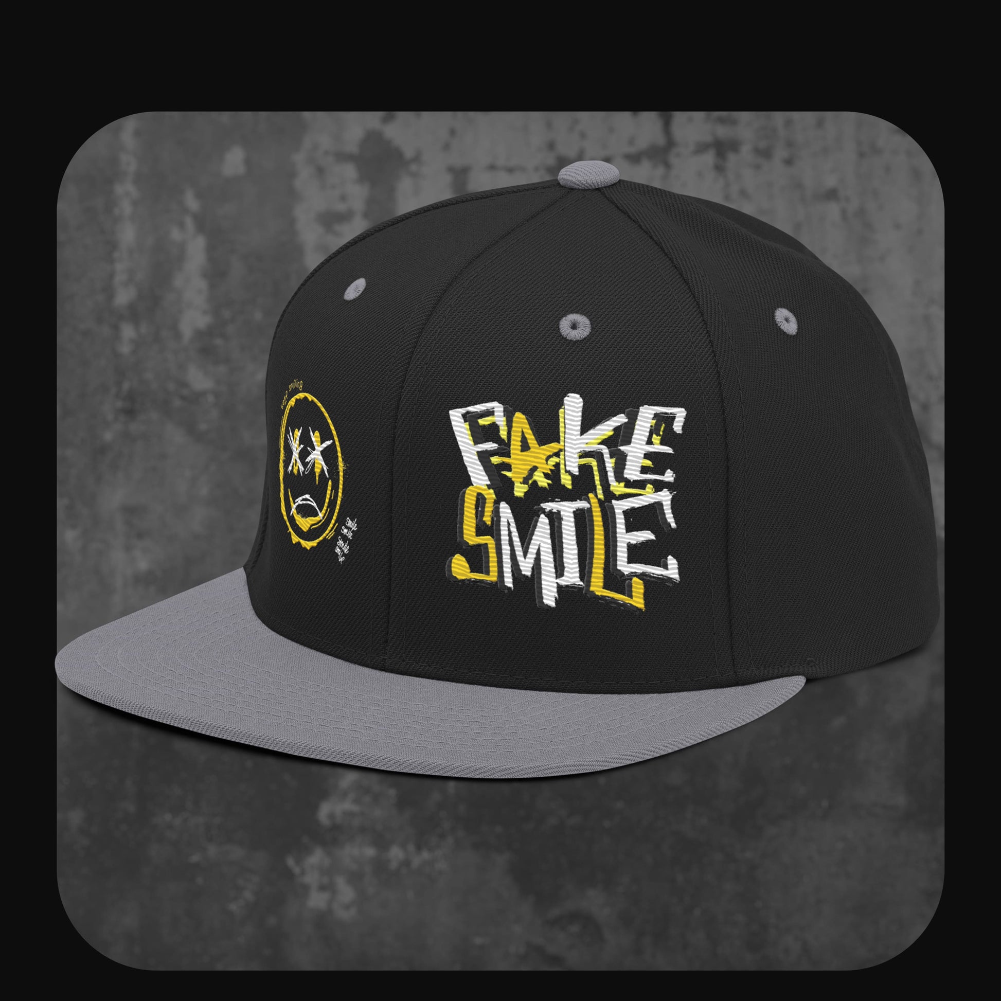 RodneyLogan Snapback Cap von vorne-links mit gelber Smiley-Stickerei und Fake Smile Schriftzug.