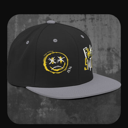 RodneyLogan Snapback Cap von vorne-rechts mit zweifarbigem Stickmotiv auf schwarzer Front.