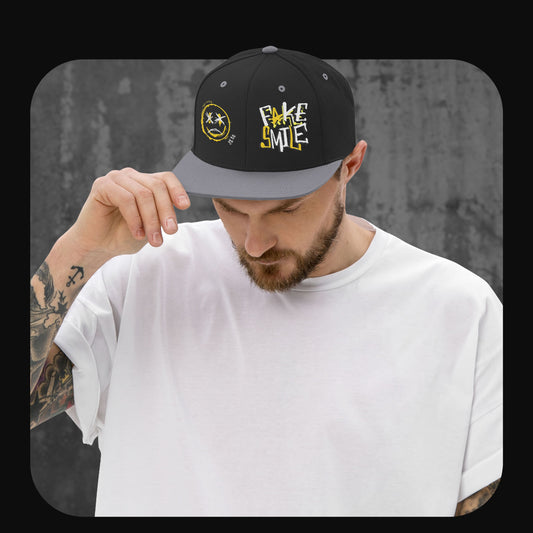 Person trägt RodneyLogan Snapback Cap mit Fake Smile Stickerei, Blick nach unten gerichtet.