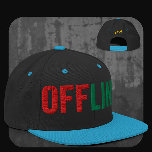 Schwarze Snapback-Cap mit blauer Krempe, blauen Ösen und blauem Knopf. Auf der Vorderseite steht „OFFLINE“ in großen Blockbuchstaben, wobei „OFF“ in Rot und „LINE“ in Grün gestickt ist, hinten kleine gelbe Krone.