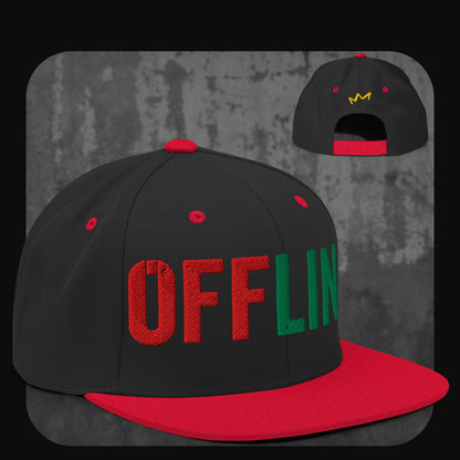 Schwarze Snapback-Cap mit roter Krempe, roten Ösen und rotem Knopf. Vorne der Schriftzug „OFFLINE“ in Rot und Grün, hinten gelbes Kronenlogo.