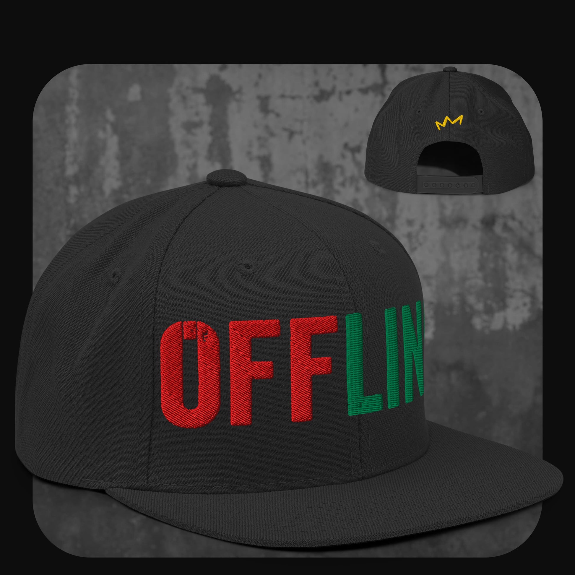 Schwarze Snapback-Cap mit blauer Krempe, blauen Ösen und blauem Knopf. Auf der Vorderseite steht „OFFLINE“ in großen Blockbuchstaben, wobei „OFF“ in Rot und „LINE“ in Grün gestickt ist, hinten kleine gelbe Krone.