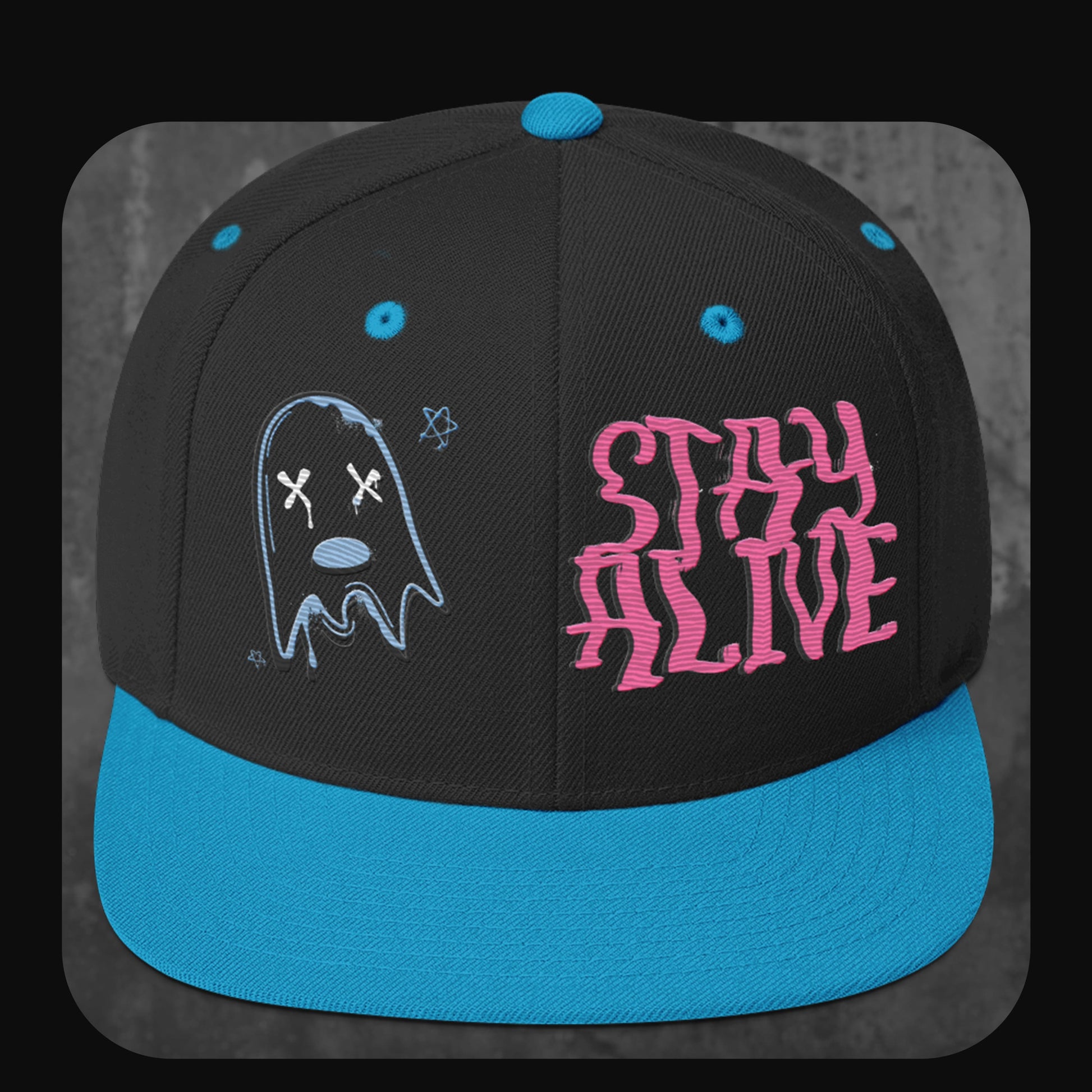 Snapback Cap von vorne mit gesticktem Ghost-Motiv und „Stay Alive“-Schriftzug in Pink und Hellblau