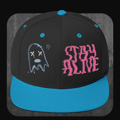 Snapback Cap von vorne mit gesticktem Ghost-Motiv und „Stay Alive“-Schriftzug in Pink und Hellblau