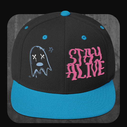 Snapback Cap von vorne mit gesticktem Ghost-Motiv und „Stay Alive“-Schriftzug in Pink und Hellblau