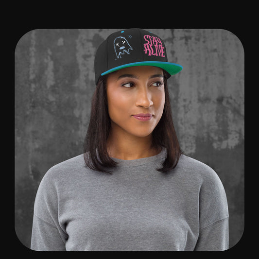 Model trägt die Stay Alive Snapback Cap mit passendem Streetwear-Outfit