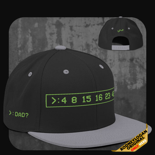 Schwarze Snapback-Cap mit grauer Krempe und grauen Ösen. Vorne grüner Digital-Schriftzug „>: 4 8 15 16 23 42“ im Rechteck, seitlich „>: DAD?“.