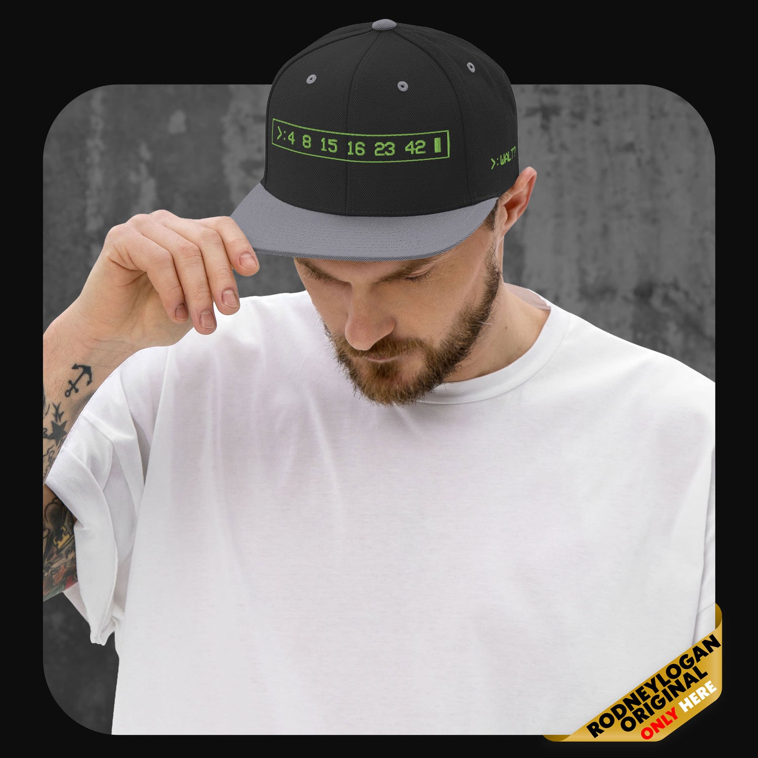 Mann trägt eine schwarze Snapback-Cap mit grauer Krempe und grauen Ösen. Vorne leuchtend grüner Digital-Schriftzug „>: 4 8 15“ im Rechteck, seitlich der Text „>: DAD?“.