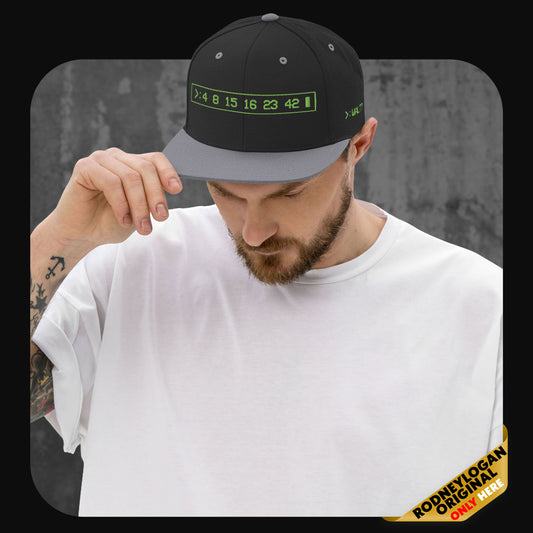 Mann trägt eine schwarze Snapback-Cap mit grauer Krempe und grauen Ösen. Vorne leuchtend grüner Digital-Schriftzug „>: 4 8 15“ im Rechteck, seitlich der Text „>: DAD?“.