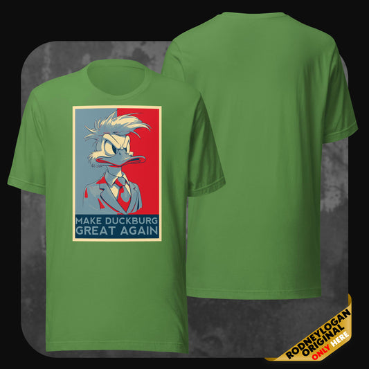 Grünes T-Shirt mit satirischem Enten-Motiv im Wahlkampfposter-Stil – „Make Duckburg Great Again“ Slogan auf der Vorderseite.