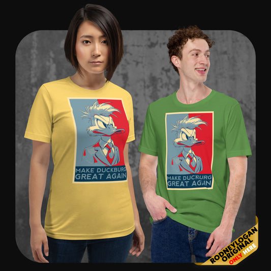 Zwei Models tragen das „Make Duckburg Great Again“-T-Shirt in Gelb und Grün – politisch-satirisches Motiv im Retro-Wahlkampf-Stil.