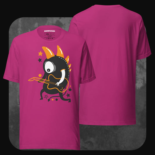 Magenta T-Shirt mit auffälligem Druck eines schwarzen Monsters mit orangen Rückenstacheln, das Gitarre spielt, umgeben von kleinen Sternen und Punkten; Rückseite unbedruckt.