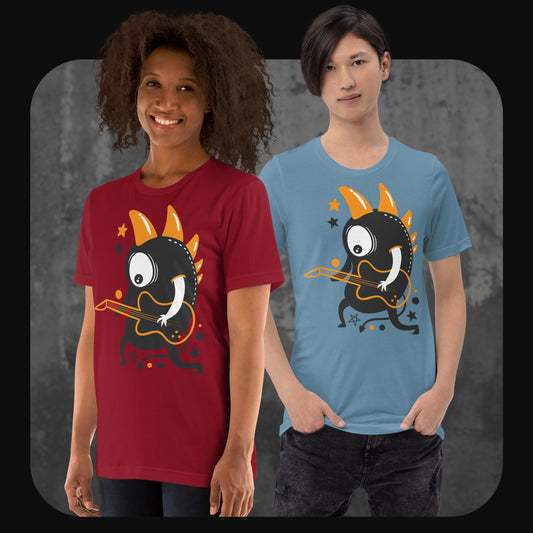 Frau in weinrotem T-Shirt und Mann in hellblauem T-Shirt, beide mit großem Druck eines schwarzen, einäugigen Cartoon-Monsters mit orangen Rückenstacheln, das Gitarre spielt, umgeben von Sternen und Punkten.