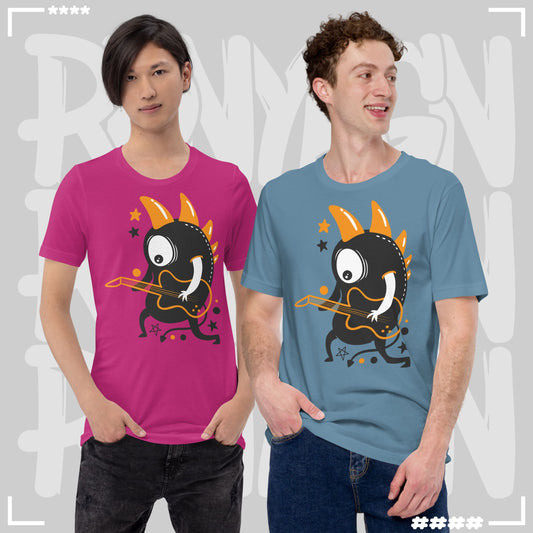 Zwei Models tragen T-Shirts mit einem auffälligen Cartoon-Monster-Print, das eine Gitarre spielt. Links in kräftigem Pink, rechts in Hellblau, beide im Streetwear-Stil, Keywords: T-Shirt, Monster-Design, Cartoon, Musik, Streetwear, Unisex, bunt.
