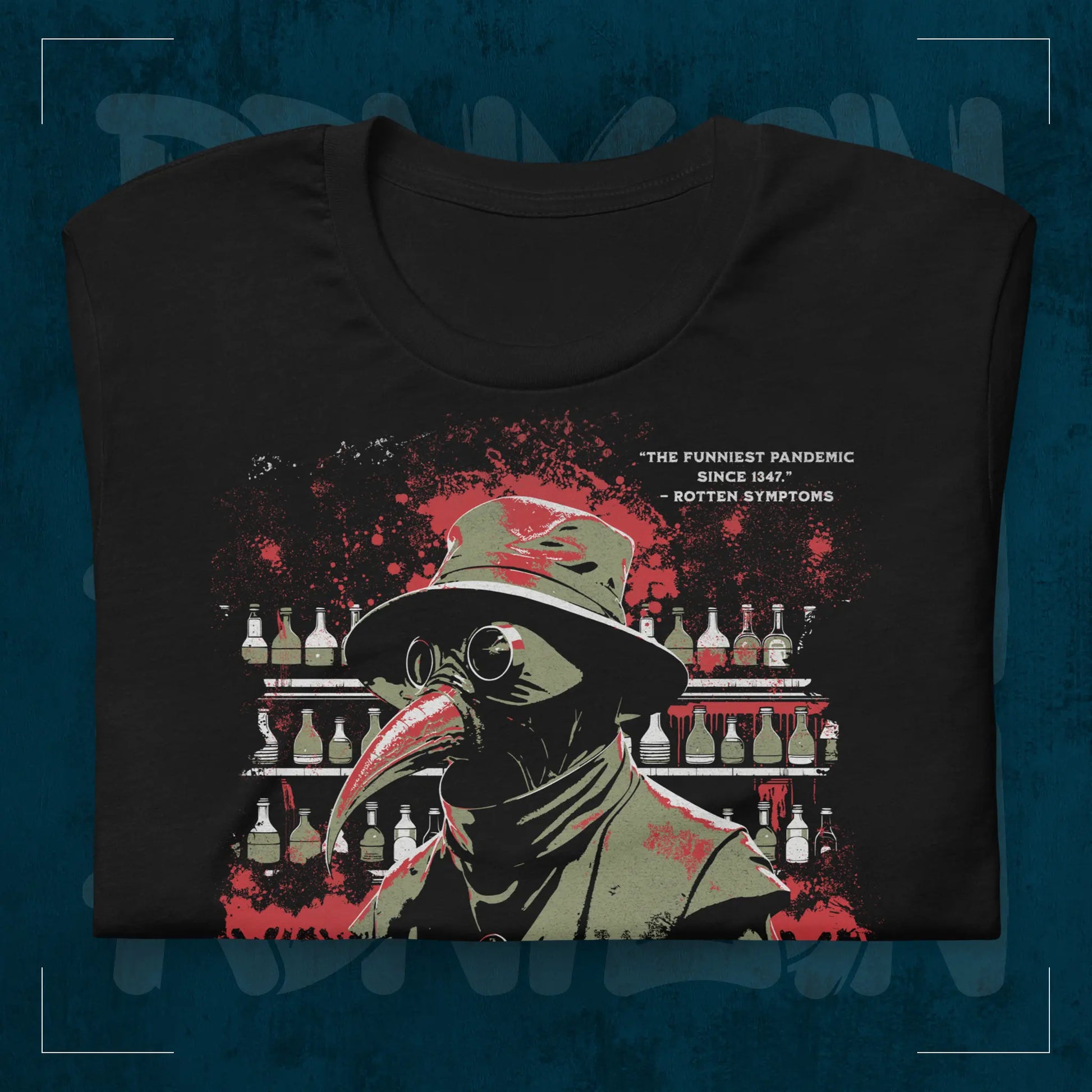 Schwarzes RodneyLogan Regular T-Shirt mit „The Final Remedy“-Pestdoktor-Motiv als Detailaufnahme auf dunkelblauem Hintergrund.