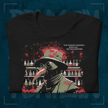 Schwarzes RodneyLogan Regular T-Shirt mit „The Final Remedy“-Pestdoktor-Motiv als Detailaufnahme auf dunkelblauem Hintergrund.