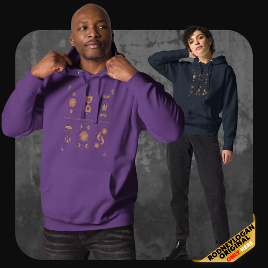 Mann trägt lila Hoodie, Frau trägt dunkelblauen Hoodie. Beide mit goldenem Aufdruck von sechs Tarotkarten-Symbolen und dem Satz „Tarot cards never lie. People do.“
