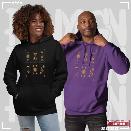 Modelle tragen schwarze und lilafarbene Hoodies mit goldenem Tarotkarten-Print auf der Vorderseite und dem Spruch „Tarot cards never lie. People do.“, Streetwear-Look für Damen und Herren, Keywords: Hoodie, Tarot, Streetwear, Model, Unisex, Esoterik, Fashion.
