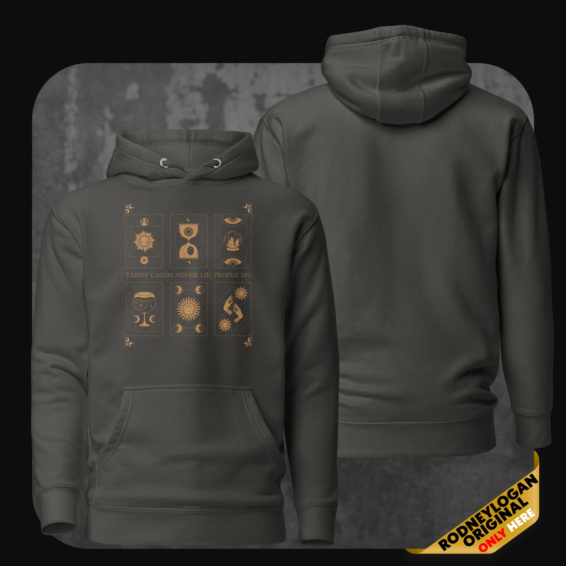 Dunkelgrauer Hoodie mit goldenem Druck von sechs Tarotkarten-Symbolen (Sonne, Sanduhr, Hand mit Pflanze, Kelch, Sonne mit Mond, Hand mit Sonne). Darunter der Schriftzug „Tarot cards never lie. People do.“ Rückseite unbedruckt.