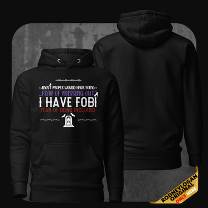 Schwarzer Hoodie mit Halloween-Motiv und Text in Weiß, Lila, Orange und Rot. Aufdruck: „Most people would have FOMO ‘Fear of missing out’ I have FOBI ‘Fear of being included’“ mit Grabstein- und Fledermausgrafik, verziert mit Stacheldrahtlinien.