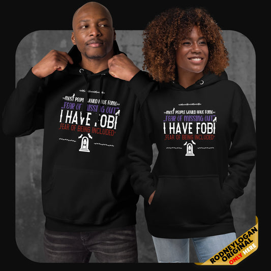 Zwei Models tragen einen schwarzen Hoodie mit einem Zitat der Serie Wednesday