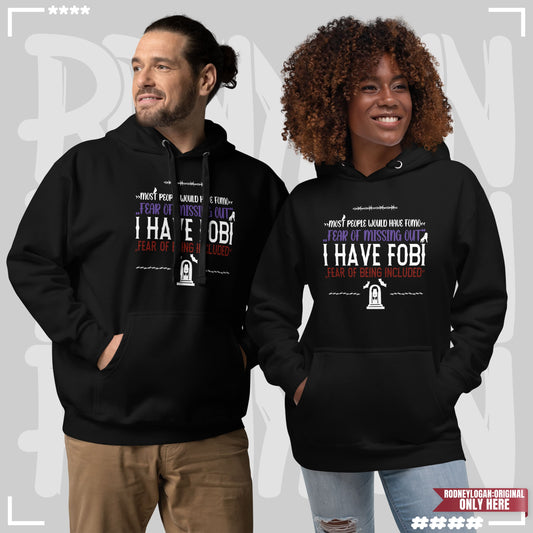 Zwei Personen tragen schwarze Hoodies mit Frontprint „Most people would have FOMO, Fear of Missing Out. I have FOBI, Fear of Being Included“ in auffälliger Typografie und kleinem Grabstein-Motiv. Keywords: Hoodie, schwarz, Statement Hoodie, FOMO, FOBI, Streetwear, Unisex.