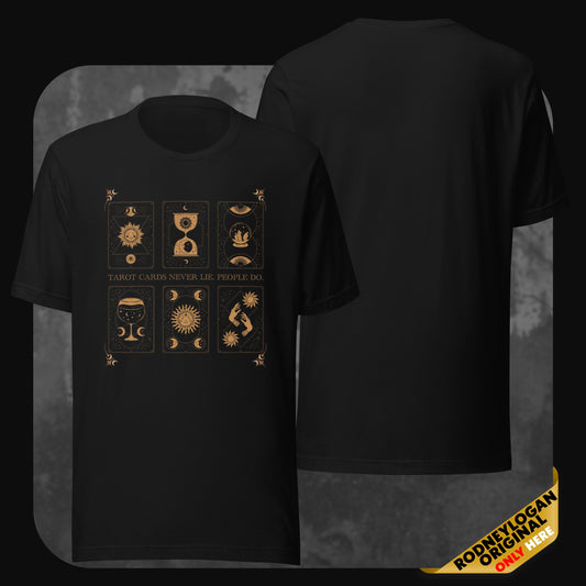 Schwarzes T-Shirt mit goldenem Tarotkarten-Motiv aus sechs Symbolkarten und dem Satz „Tarot cards never lie. People do.“ Rückseite unbedruckt.
