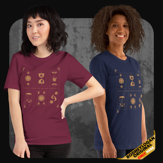 Zwei Personen tragen Tarot-T-Shirts in Weinrot und Dunkelblau mit goldenem Aufdruck von sechs Tarotkarten-Symbolen und dem Spruch „Tarot cards never lie. People do.“
