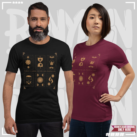 Zwei Models tragen schwarze und burgunderrote Tarot T-Shirts mit goldenen Kartenprints und Schriftzug „Tarot Cards Never Lie, People Do“, stylische Unisex Streetwear.