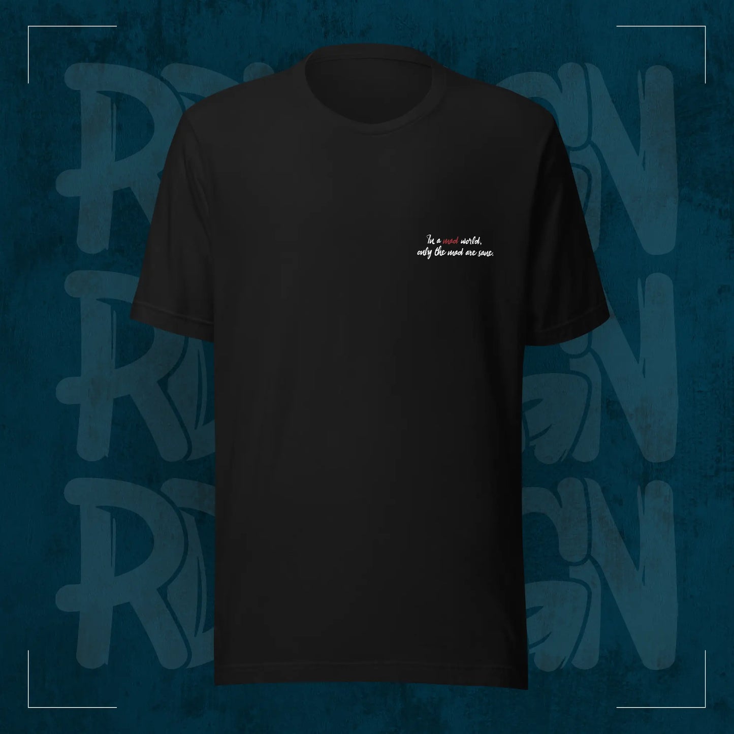 Schwarzes RodneyLogan Regular T-Shirt mit kleinem „Welcome to the Madhouse“-Brustprint auf dunkelblauem Hintergrund.