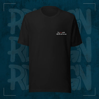 Schwarzes RodneyLogan Regular T-Shirt mit kleinem „Welcome to the Madhouse“-Brustprint auf dunkelblauem Hintergrund.