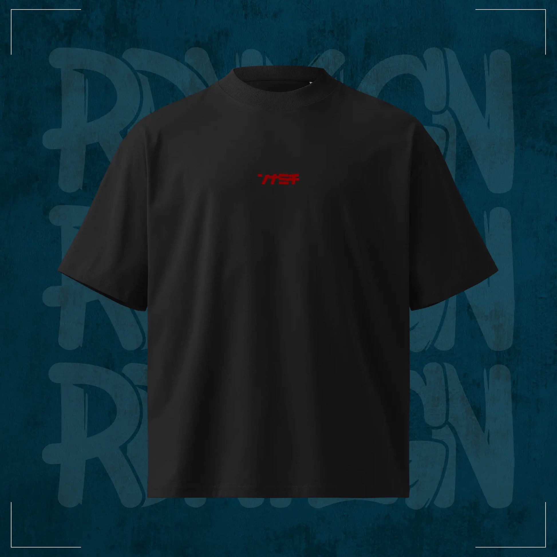 Schwarzes RodneyLogan Yuna Oversized T-Shirt mit kleinem rotem Frontprint auf dunkelblauem Hintergrund.