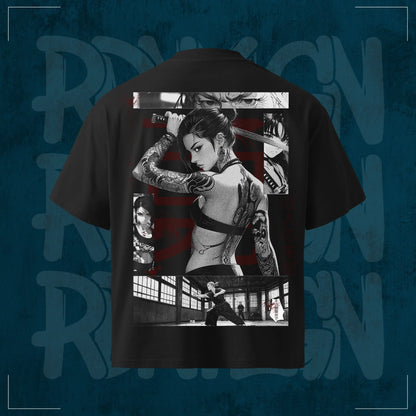 Schwarzes RodneyLogan Yuna Oversized T-Shirt mit großem Anime-Rückenmotiv im japanischen Manga-Stil auf dunkelblauem Hintergrund.